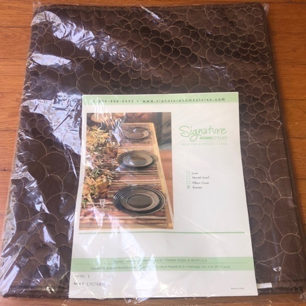 Signature HomeStyles tablerunner. NWT